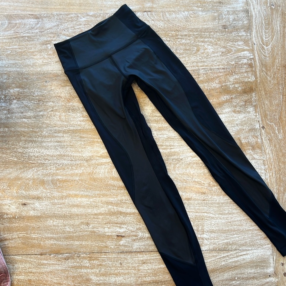 Lululemon leggings ribbed shiny multi fabric black size 4
